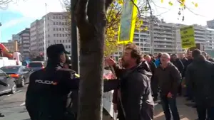 Tensión entre los abertzales y la Policía Nacional en Pamplona: "A los fascistas sí les habéis dejado pasar"