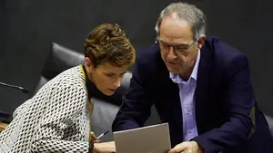 Chivite vuelve a equiparar a NA + y Bildu, y les convoca a reunirse para negociar los presupuestos