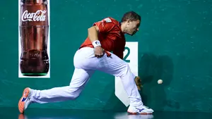 Aimar Olaizola y Urrutikoetxea se agarran al parejas, a costa de los colistas Oinatz y Mariezkurrena