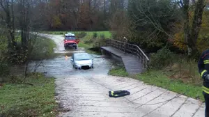 Un conductor tiene que ser rescatado por los bomberos tras quedar atrapado al cruzar una regata en Burguete