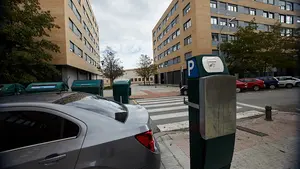 ¿Cómo obtener la tarjeta para aparcar en la nueva zona azul de Pamplona? Los trámites y oficinas