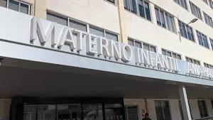 Intenta agredir a su mujer recién dada a luz y amenaza con llevarse al bebé de la maternidad