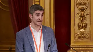 El exárbitro internacional Alberto Undiano Mallenco recibe el reconocimiento del Gobierno de Navarra