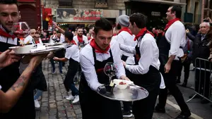El encierro de los camareros: las bandejas y los toros 'toman' las calles m&aacute;s famosas de Pamplona en una loca carrera