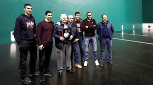 El Rey de la pelota: el campeón navarro Juan Ignacio Retegui presenta su libro rodeado de pelotaris