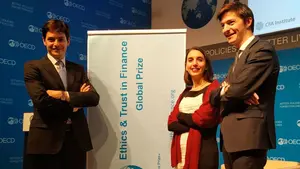 Tres alumni de la Universidad de Navarra, primer premio internacional por el Observatorio de la Finanza