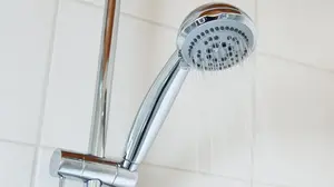 Detienen a un hombre por agredir sexualmente a su compañera de piso mientras se duchaba