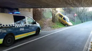 Cuesta abajo y sin conductor: un coche se desliza desde un aparcamiento en Pamplona y acaba en una cuneta