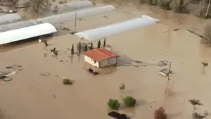 El espectacular rescate de dos personas atrapadas en un vivienda de Lumbier por el desbordamiento del río