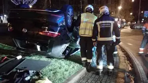Tres mujeres heridas en un accidente en Pamplona en el que un coche ha volcado y otro ha arrancado un semáforo