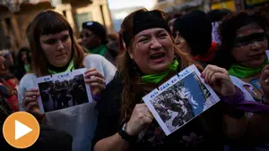 Pamplona también grita alto 'El violador eres tú' en una performance de cientos de mujeres ante el Ayuntamiento