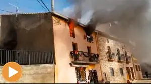 Graves daños en una vivienda de Mues tras desatarse un incendio en la última planta de la casa