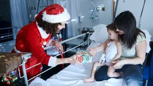 Más de 150 'Papás Noel' moteros llevan la ilusión de la Navidad a los niños hospitalizados en Pamplona