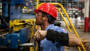 Exigen al Gobierno foral que "paralice inmediatamente" toda actividad laboral que no sea un servicio mínimo