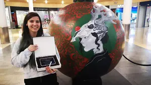 Unas bolas con mucho arte: premian la decoración navideña de un centro comercial de Navarra