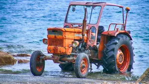 Trágico desenlace: cae con su tractor a un río, cuyo caudal está crecido por las lluvias, y termina muerto