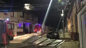 El viento azota la Ribera: arranca tejados, derriba árboles y vuelca contenedores en varias localidades