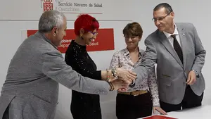 Salud y los médicos navarros, de la mano:  firman su acuerdo como "punto de partida" para zanjar el conflicto