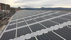 Instalan la cubierta fotovoltaica más grande de Pamplona en un edificio municipal