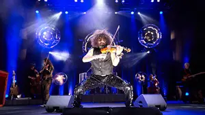La música del violín de Ara Malikian entusiasma a un público rendido a su virtuosismo en el Navarra Arena