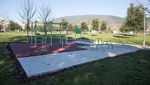 Instalan en un barrio de Pamplona un gimnasio al aire libre con varios aparatos para sus vecinos