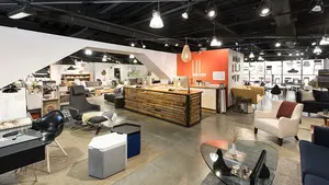 Enérgica protesta ante la decisión de una tienda de muebles de Pamplona de abrir hasta las 12 de la noche