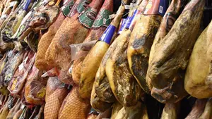 Le prohíben la entrada a unos supermercados en Navarra tras intentar robar cuatro jamones en dos semanas