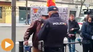 Varios policías reducen por la fuerza a un hombre que gritaba "¡Viva España!" ante la sede del PSOE