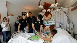 El balonmano más solidario: los jugadores del Anaitasuna llevan la ilusión a los chavales hospitalizados 