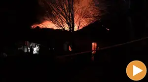 Arde un caserío de Aranaz y una familiar de los inquilinos cae por un barranco de cinco metros cuando acudía al lugar