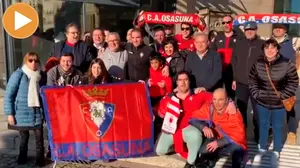 Luis Sabalza y Jagoba Arrasate cantan y bailan con la afición osasunista que les visita en el hotel de Vigo