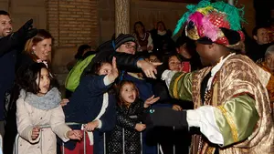 Una cabalgata con contratiempos hace disfrutar a mayores y pequeños por las calles de Pamplona
