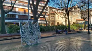 Pamplona 'apaga' la Navidad: operarios retiran las luces y los adornos después de un mes iluminando la ciudad