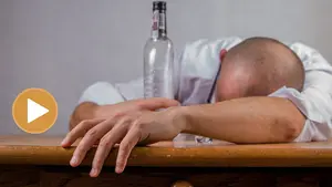 "Me quedé dormido de la borrachera": un hombre pide ayuda a la Guardia Civil tras quedarse encerrado en un bar
