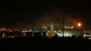 Tensi&oacute;n en Salou ante la potente explosi&oacute;n de la cercana petroqu&iacute;mica: un muerto y seis heridos