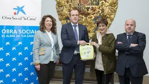 CaixaBank entrega al Ayuntamiento de Pamplona los cuatro desfibriladores que se había comprometido