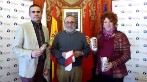 Unas fiestas 'más verdes': Olite firma un convenio para usar vasos y bolsas compostables o reciclados