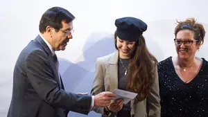 Una ayuda para seguir formándose: El Corte Inglés de Pamplona entrega becas a hijos de sus empleados