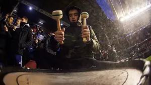 El frío y la lluvia no hielan la sangre rojilla: la afición de Osasuna tampoco se rinde