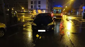 Una conductora borracha derriba un semáforo al chocarse contra él en una calle de Buztintxuri