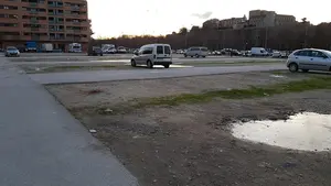 La estampa del inicio de la zona azul en la Rochapea: miles de huecos libres donde antes era imposible aparcar