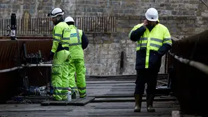 Acaba el montaje de los andamios en uno de los lados de la pasarela del Labrit