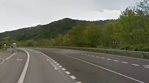 Tres heridos en una colisión entre un camión y un coche en la N-121 a la altura de Beriáin