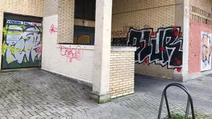 Pamplona se convierte en el lienzo de los gamberros que ensucian la ciudad con sus grafitis