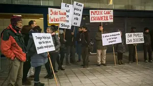 Varias personas protestan frente a la oficina de extranjería de Pamplona por su "pésimo" funcionamiento