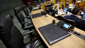 A distancia y en el sal&oacute;n de plenos: el Parlamento de Navarra modifica su rutina debido al coronavirus