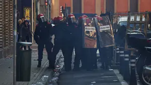 Cargas en Pamplona: los radicales abertzales apedrean a la policía en pleno centro de la ciudad