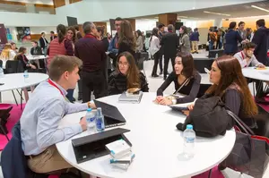 En busca de oportunidades profesionales: más de 300 alumnos se citan con empresas en la UNAV