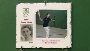 "Siempre en nuestros corazones": Los pelotaris de Oberena colocan una placa en recuerdo de Pablo Azcona