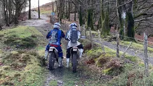 Trasladados al hospital en helicoptero: un motorista atropella a dos personas en una pista forestal y se fuga